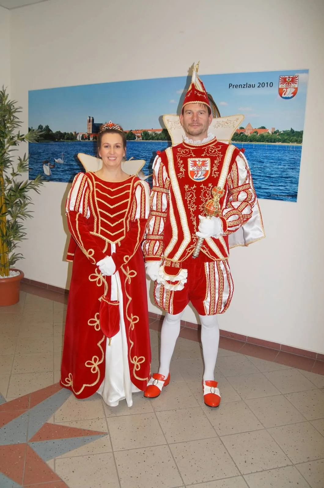 Beide blicken voller Freude auf ihre Session zurück – und freuen sich, in Uster nochmals in ihre Rolle zu schlüpfen. Man sieht eine Frau und einen Mann in altmodischer, edler Kleidung.